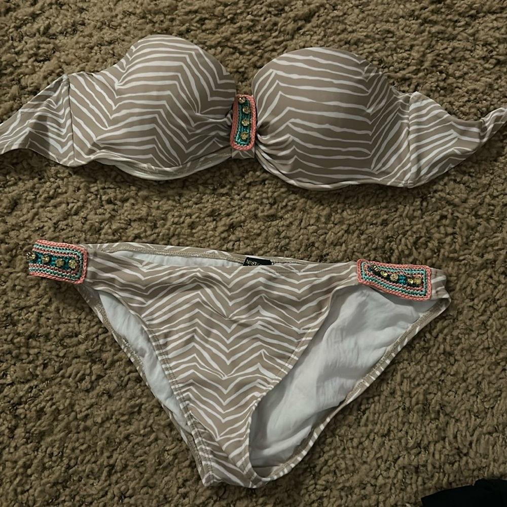 Bathing suit size xL top and L bottoms